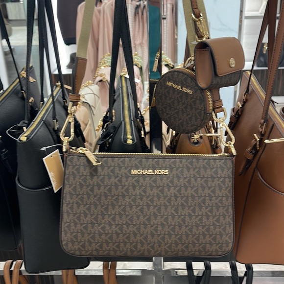 MICHAEL KORS
Jet Set Logo Crossbody Bag with Case Apple Airpods Pro®
Brown
NWT - Picture 10 of 16